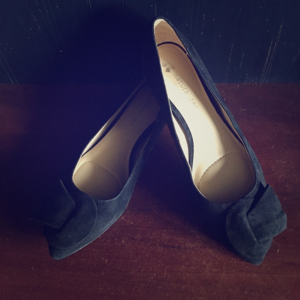 Naturalized- NWOT Classic Suede Black Flats. Sz 8N